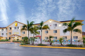 Гостиница Super 8 by Wyndham Clearwater/St. Petersburg Airport  Клеруотер